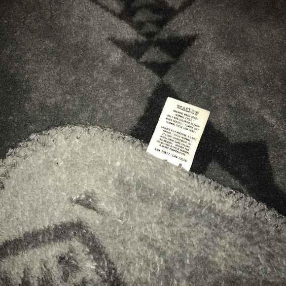 VS ๐ PINK HTF Gray Aztec Stadium Blanket โข UFT - Picture 4 of 8